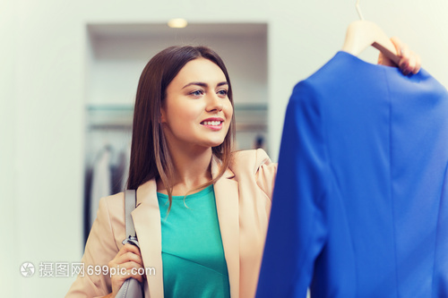快樂的輕女人 當(dāng)購物與季節(jié)共舞于商場(chǎng)服飾間